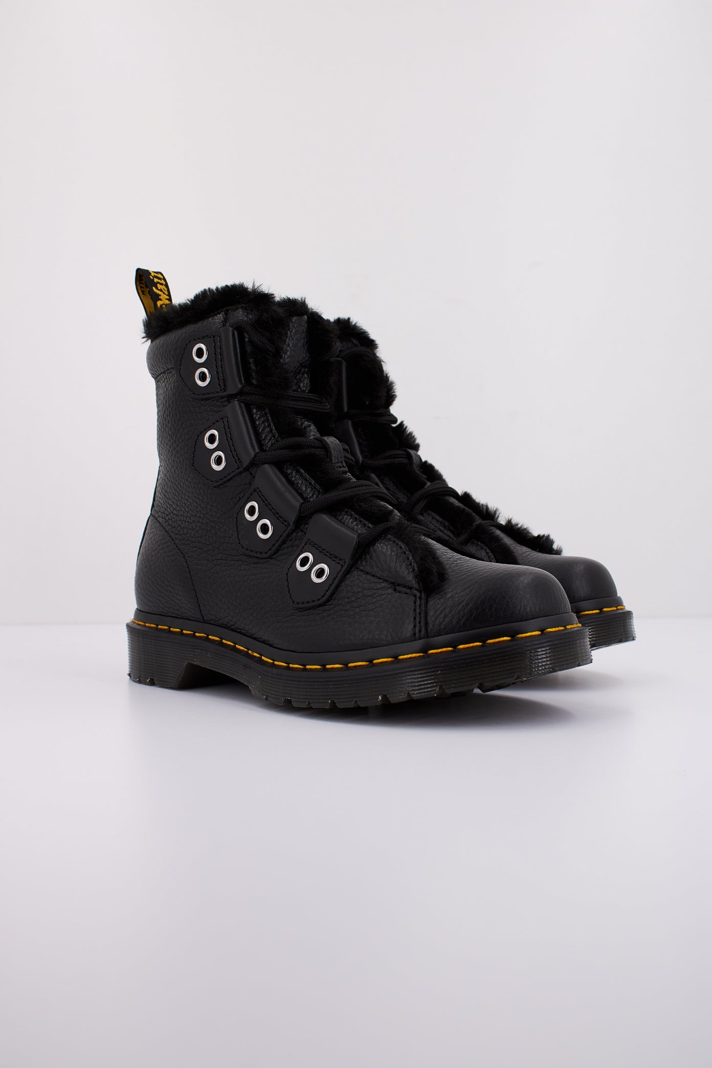 DR. MARTENS WANAMA en color BLACK (2)