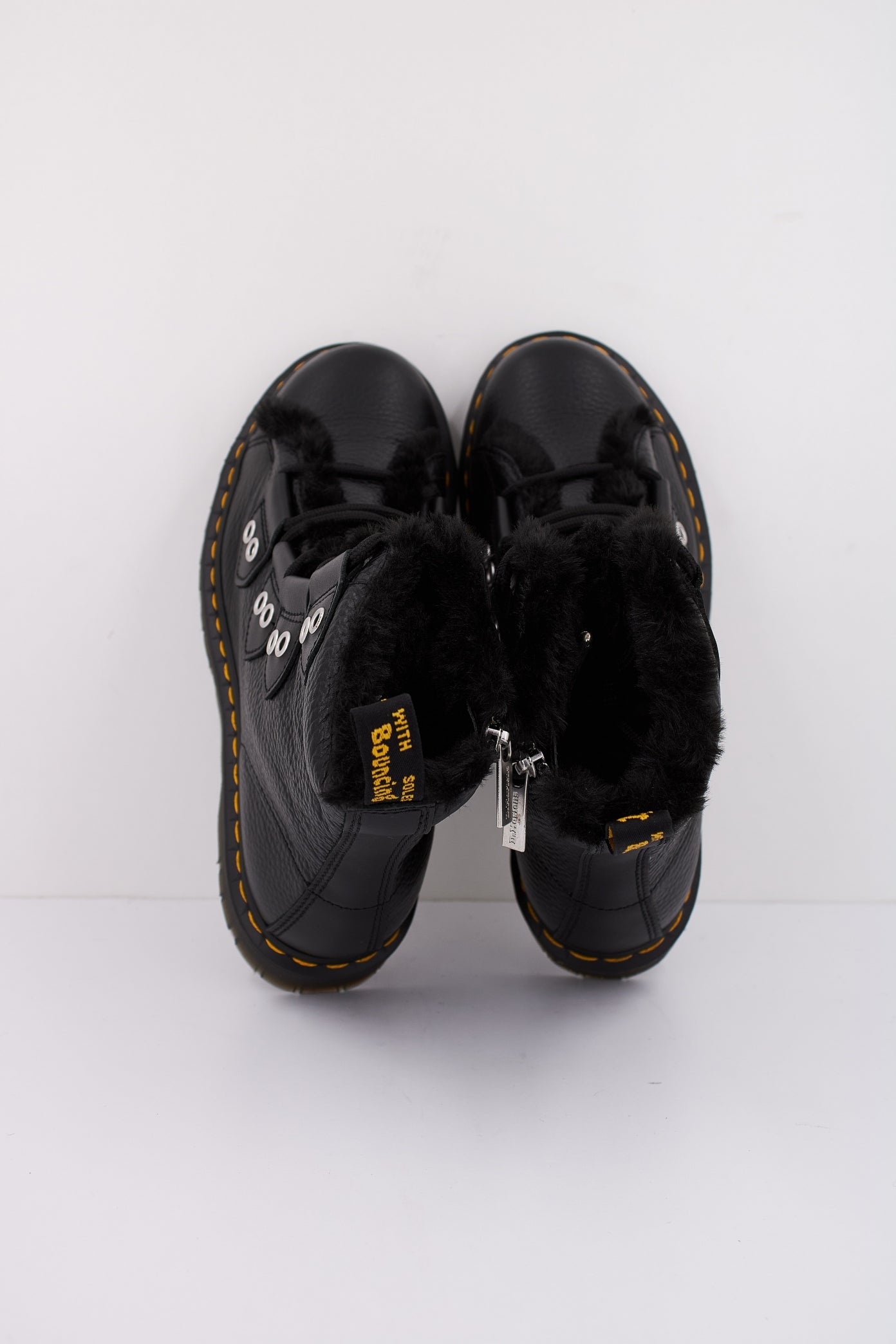 DR. MARTENS WANAMA en color BLACK (3)