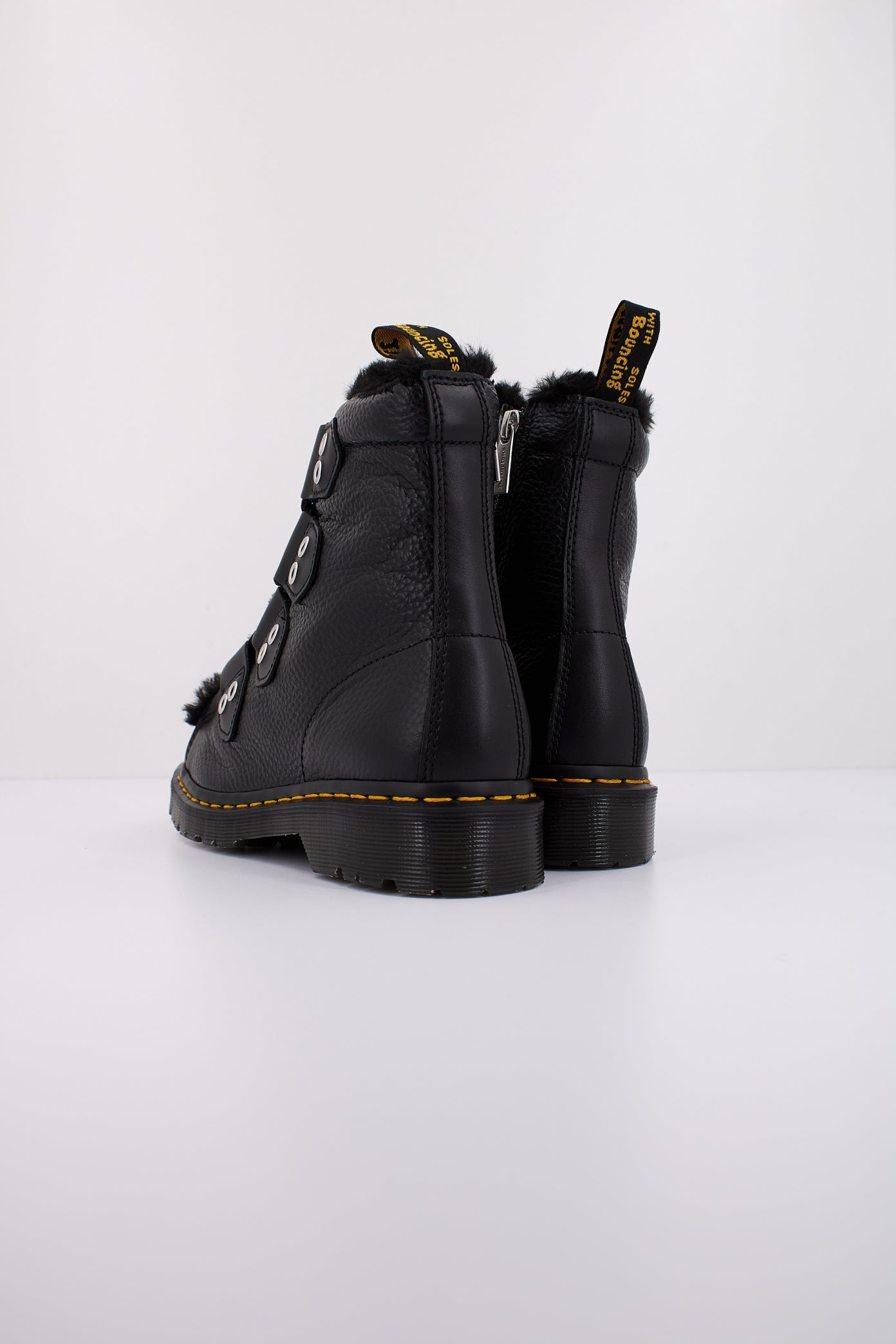 DR. MARTENS WANAMA en color BLACK (4)