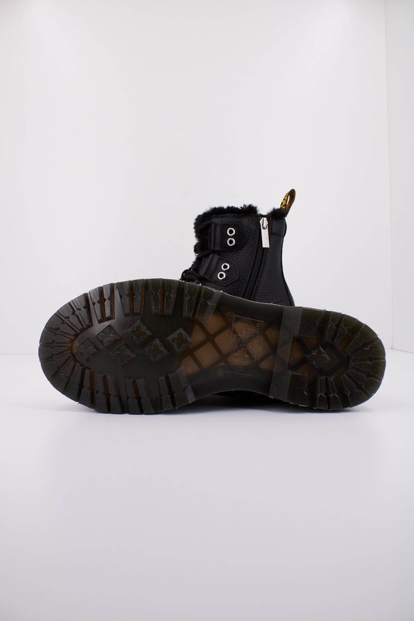 DR. MARTENS WANAMA en color BLACK (5)
