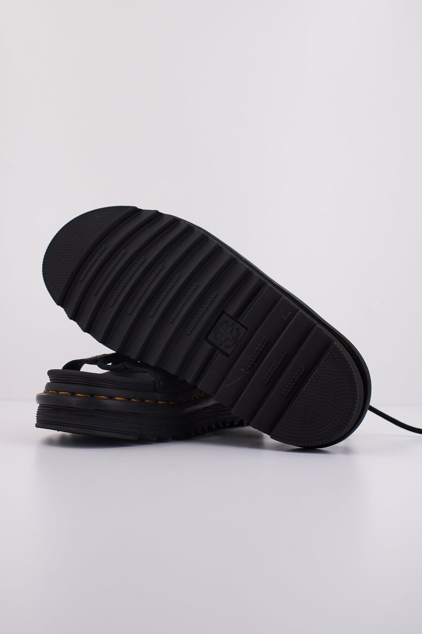 DR. MARTENS NARTILLA en color BLKTHN (5)