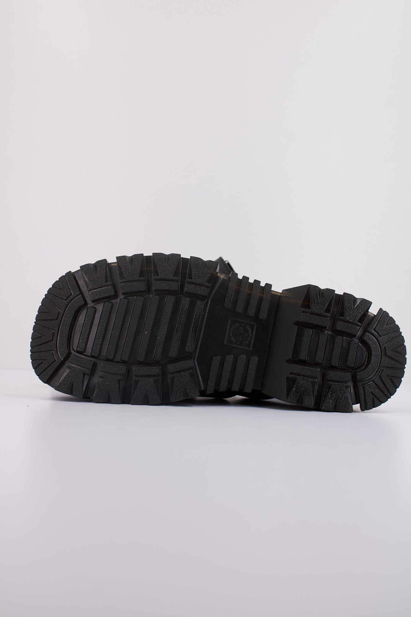 DR. MARTENS MATTISON SLIDE en color BLKTHN (5)