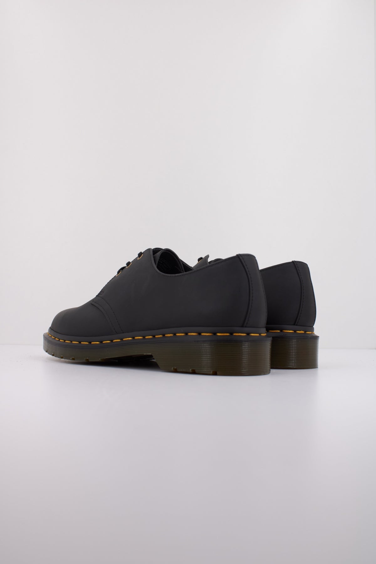 DR. MARTENS VEGAN en color BLACK (4)