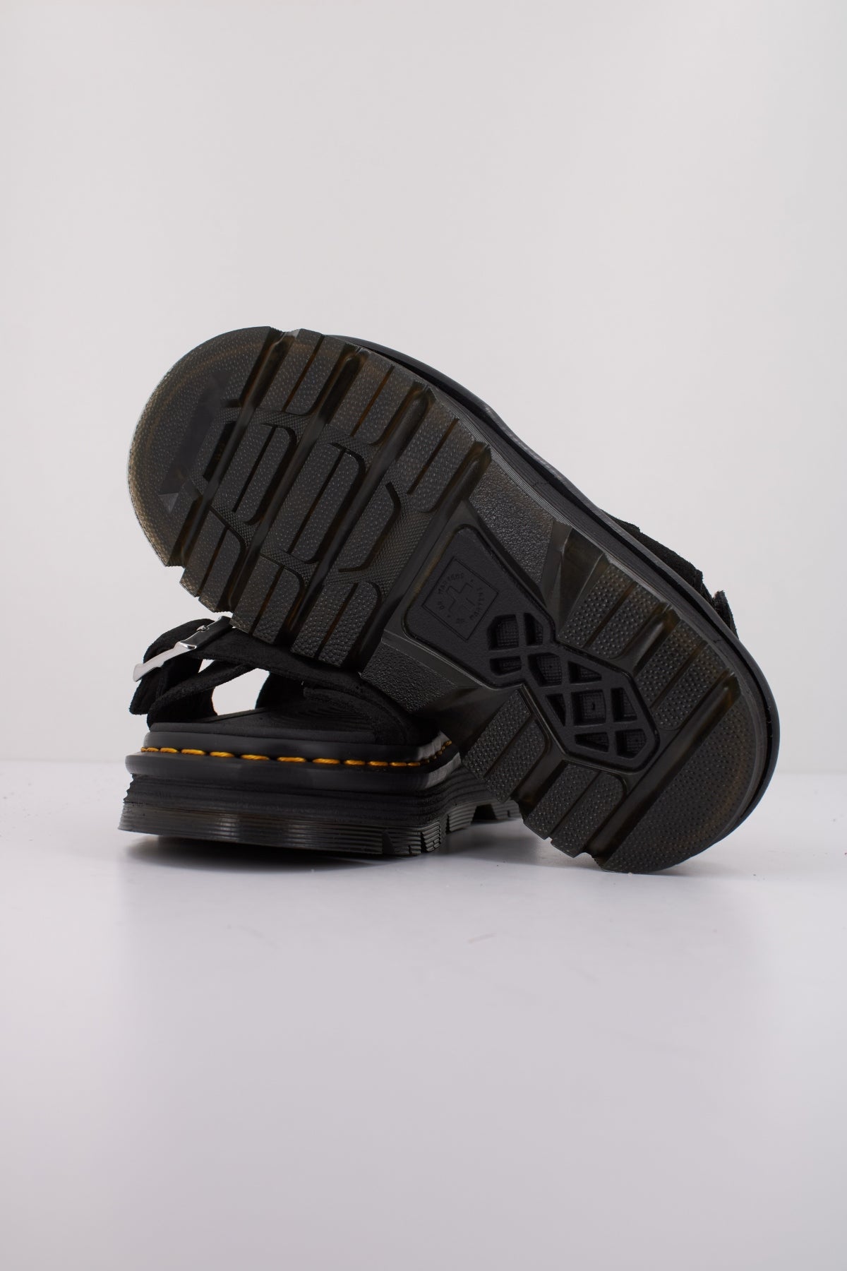DR. MARTENS ZEBZAG SANDAL en color BLACK (5)