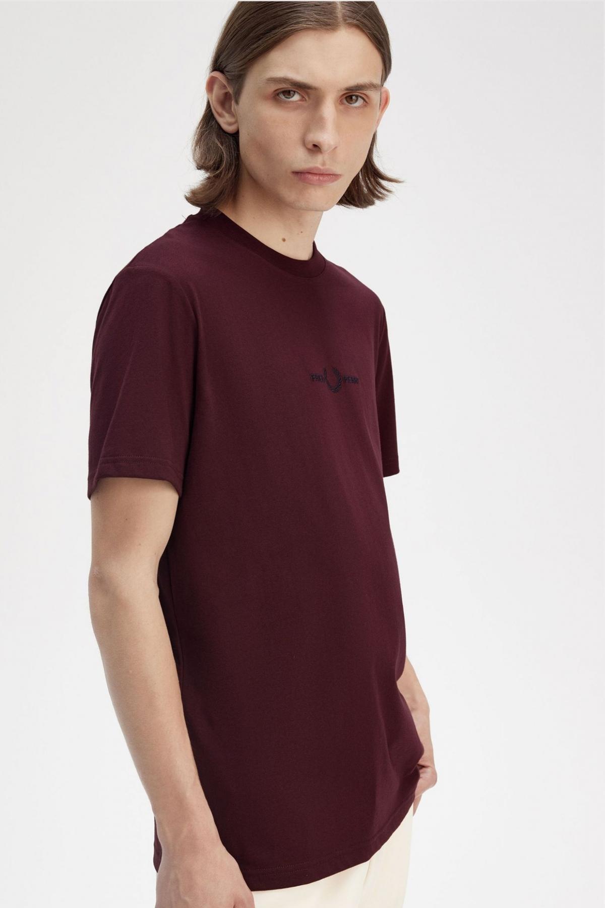 FRED PERRY EMBROIDERED T-SHIRT en color KOXBLOD (4)