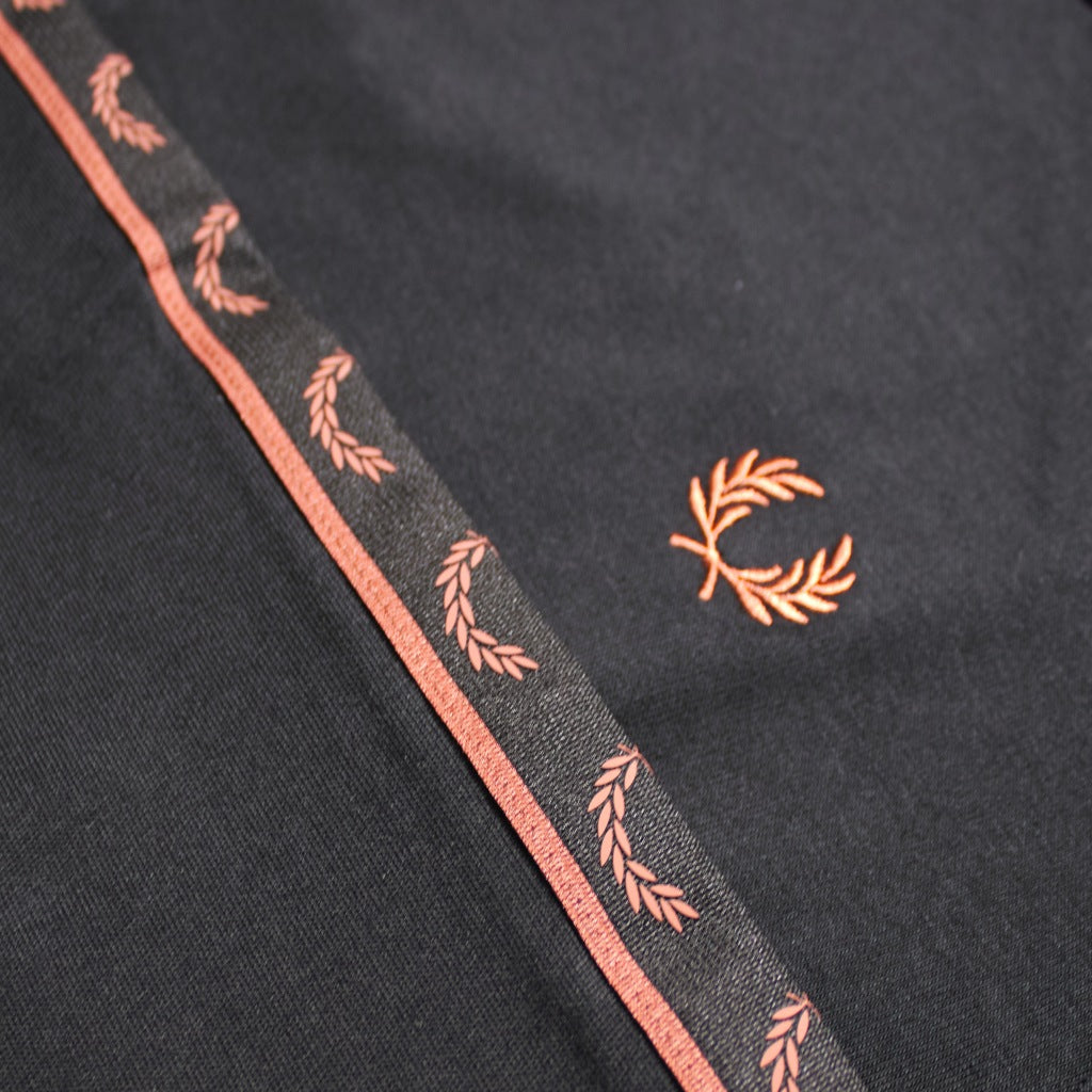 FRED PERRY TAPED LONG SLEEVE TE en color XBLK (6)