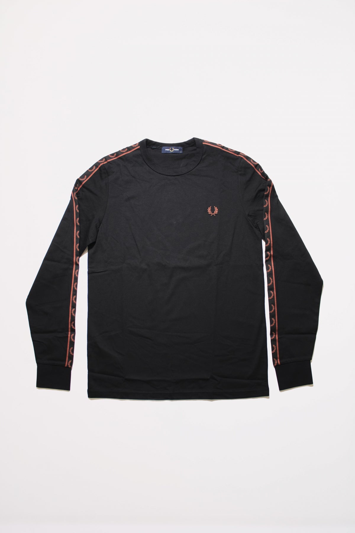 FRED PERRY TAPED LONG SLEEVE TE en color XBLK (1)
