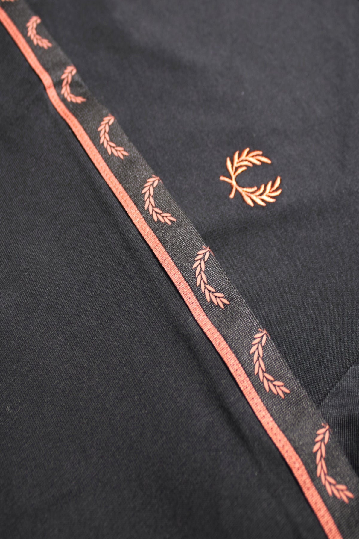 FRED PERRY TAPED LONG SLEEVE TE en color XBLK (3)