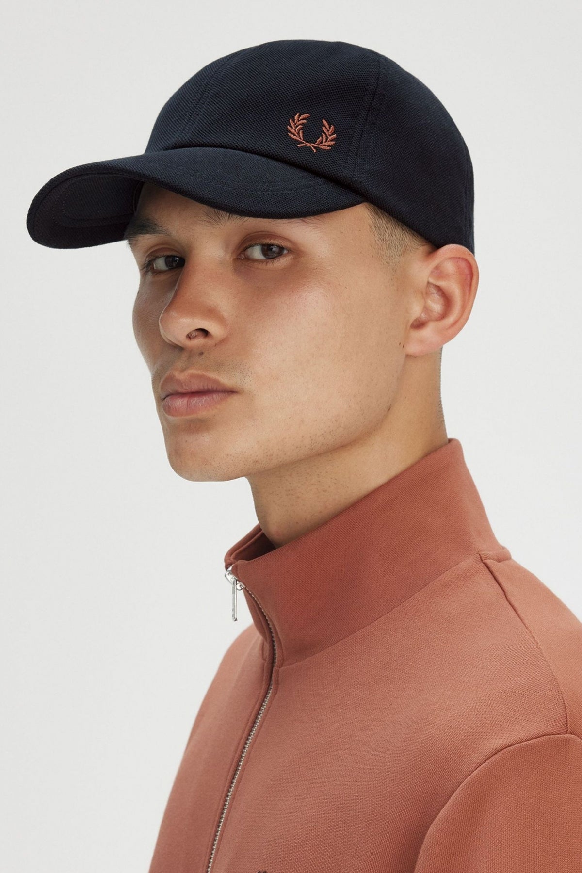 FRED PERRY PIQUE CLASSIC CAP en color YNAVY (4)