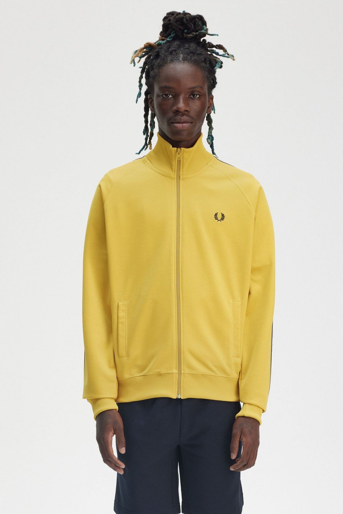 FRED PERRY TAPED TRACK JACKET en color XHONEY (1)