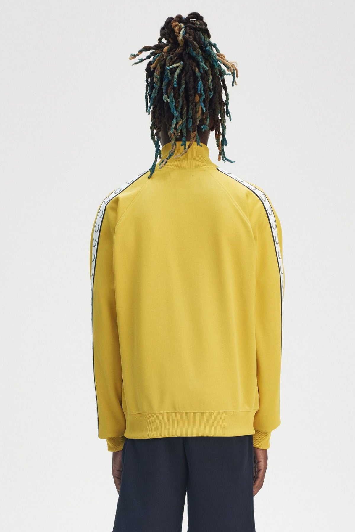 FRED PERRY TAPED TRACK JACKET en color XHONEY (3)