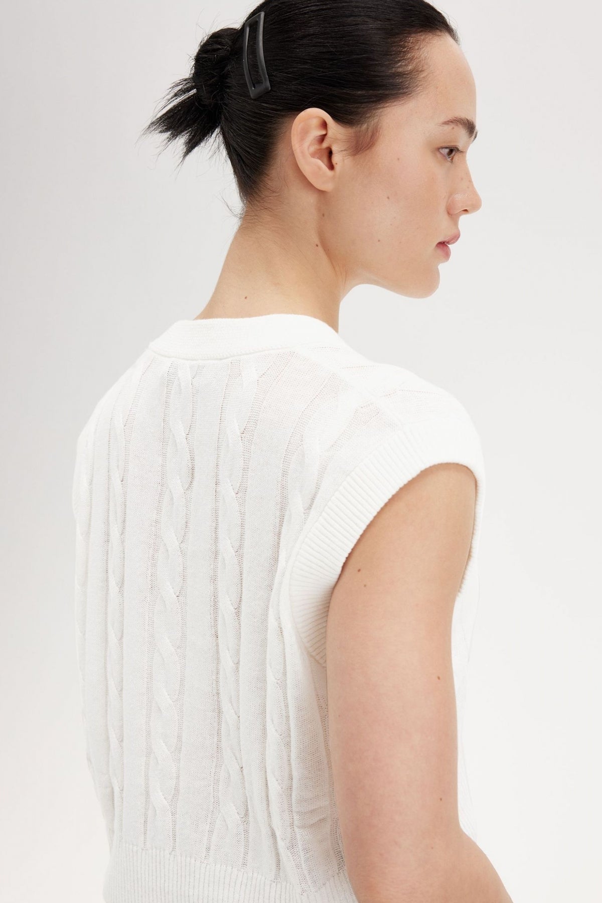 FRED PERRY CABLE KNIT TANK en color WHITE (3)