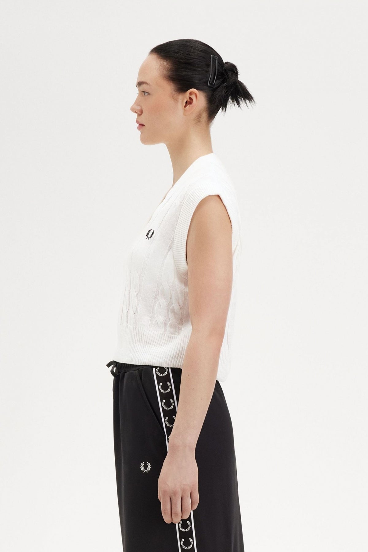 FRED PERRY CABLE KNIT TANK en color WHITE (4)