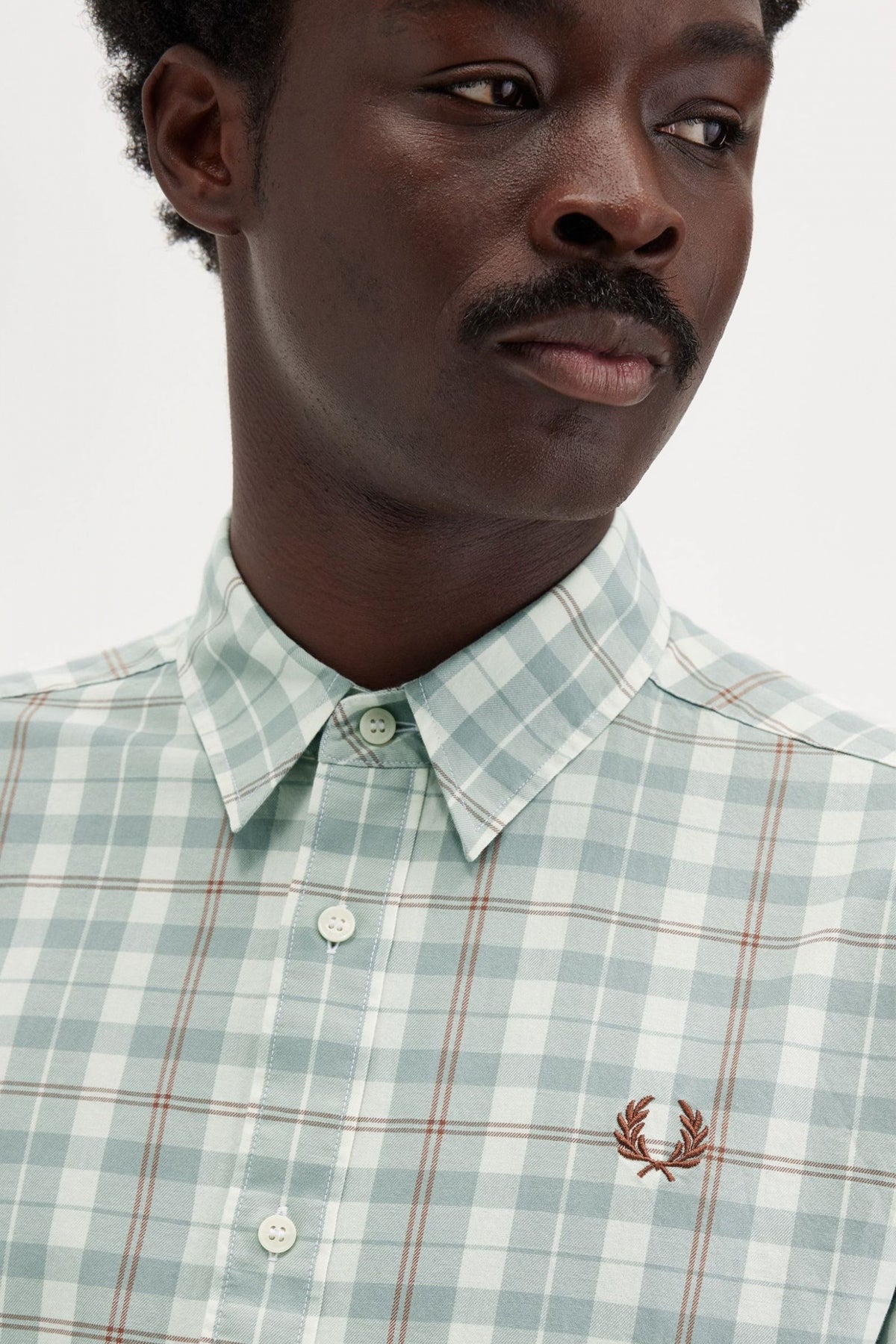 FRED PERRY TWILL TARTAN SHORT S en color ECRU (4)