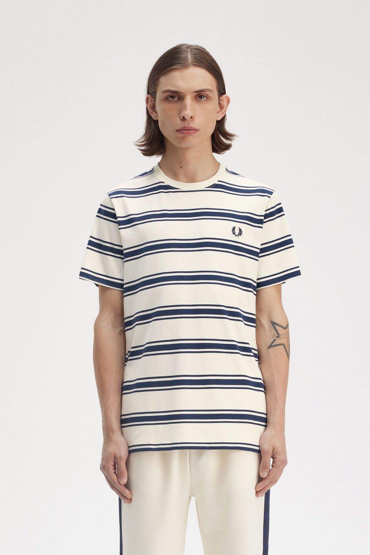FRED PERRY FINE STRIPE T-SHIRT en color ECRU (1)