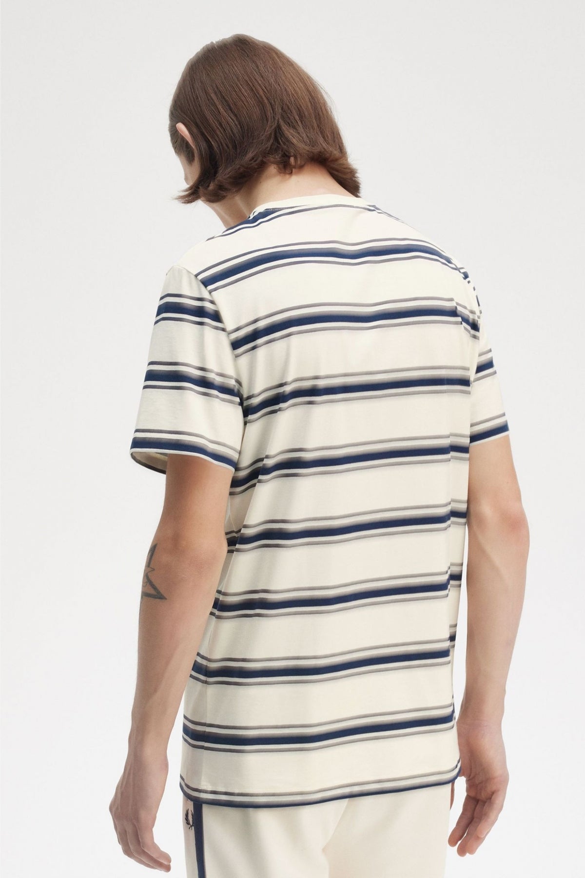 FRED PERRY FINE STRIPE T-SHIRT en color ECRU (3)