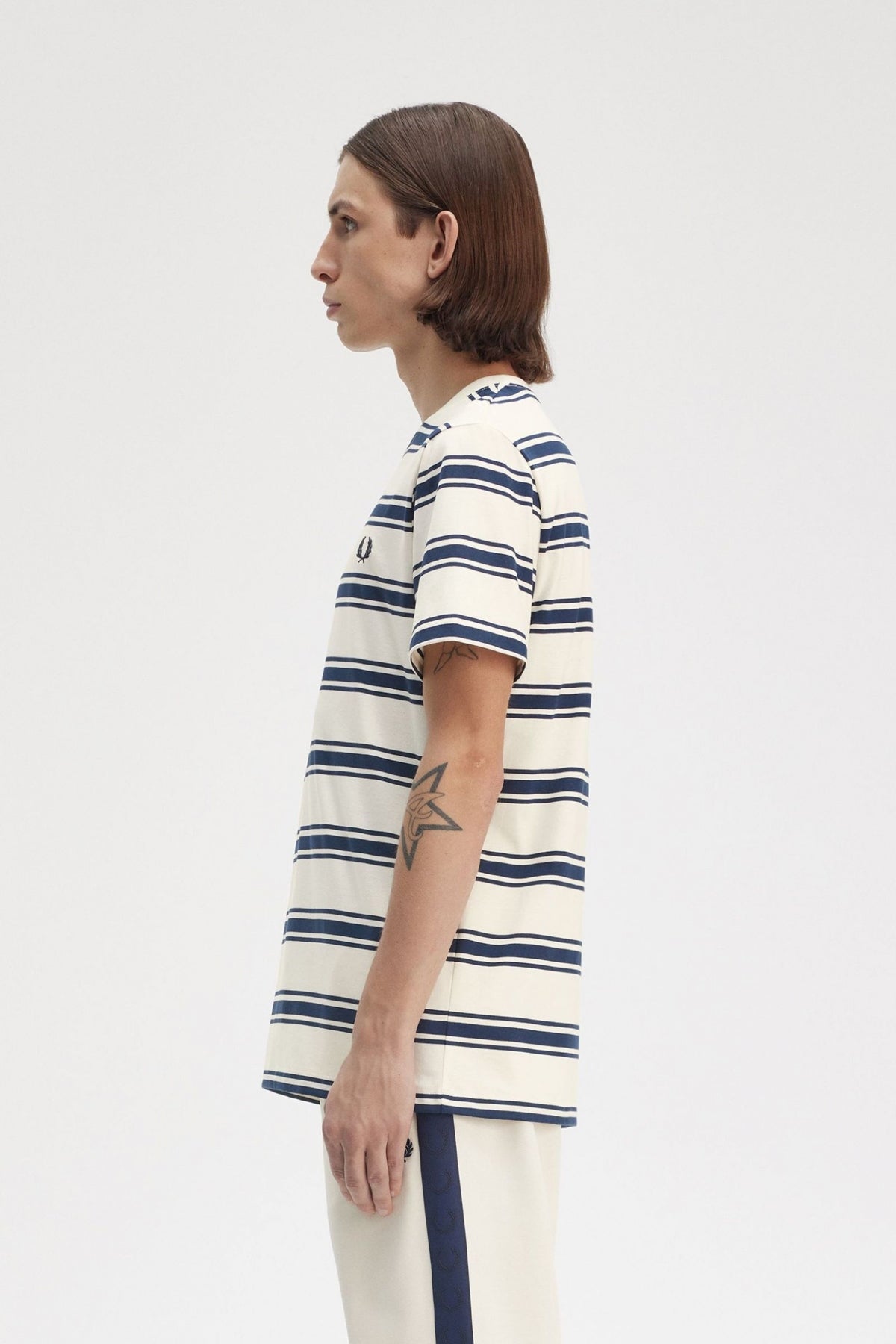 FRED PERRY FINE STRIPE T-SHIRT en color ECRU (4)