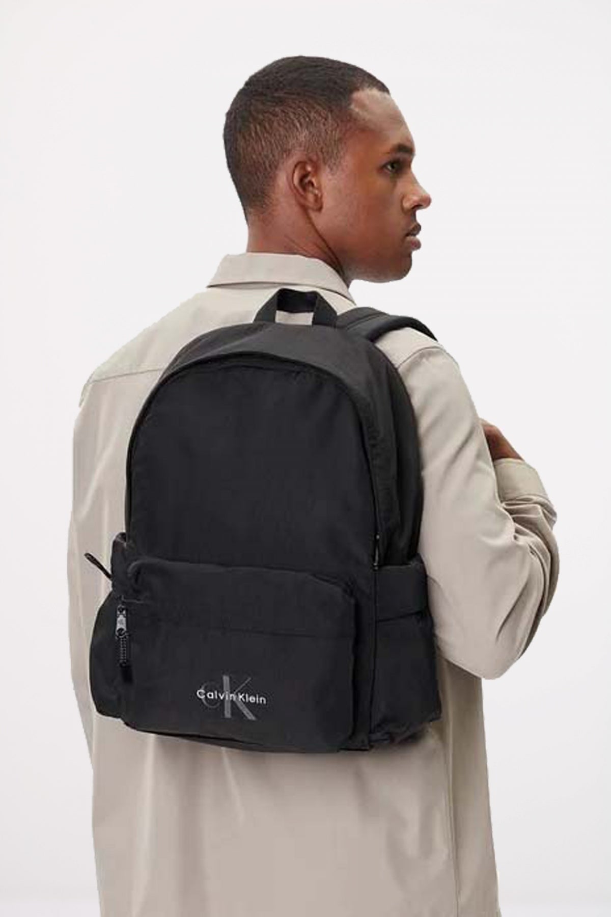 CALVIN KLEIN BOLD ROUND BACKPACK en color BLACK (4)