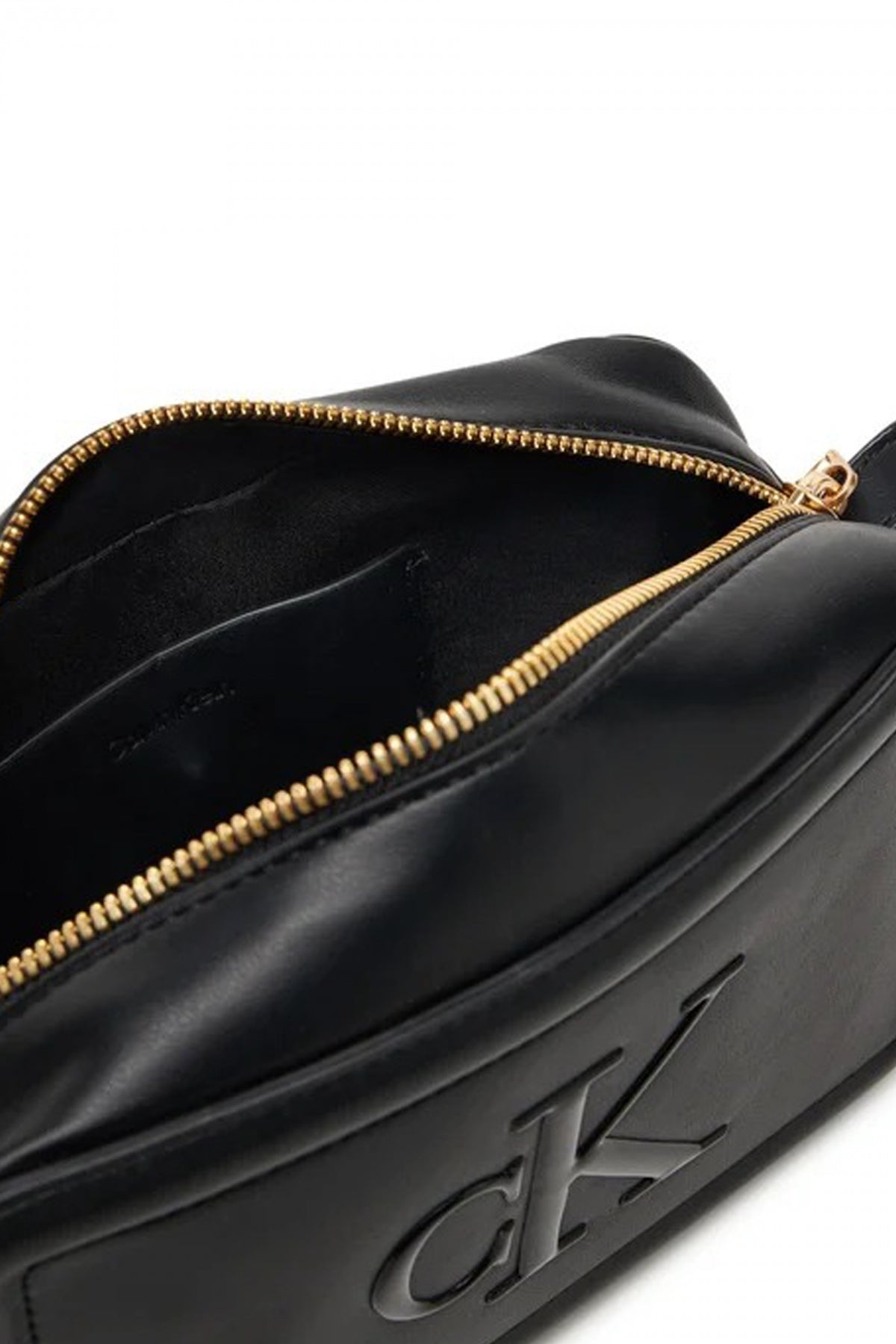 CALVIN KLEIN RAISED CK CAMERA BAG en color BLACK (3)