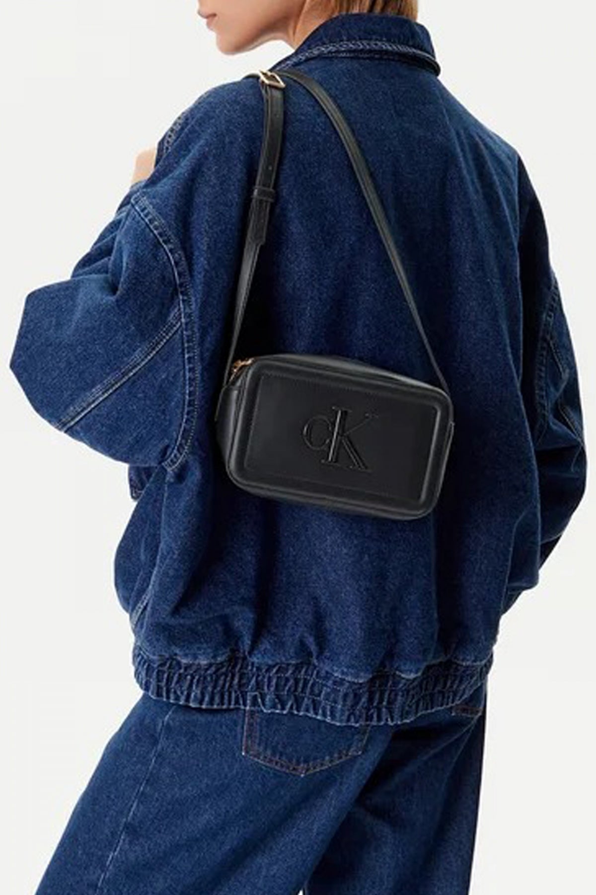 CALVIN KLEIN RAISED CK CAMERA BAG en color BLACK (4)