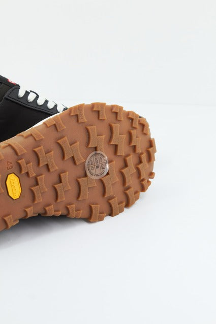 CAMPER DTRAIL HOUST en color BLACK (3)
