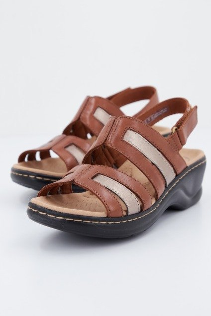 CLARKS LEXI JADE en color TAN (1)