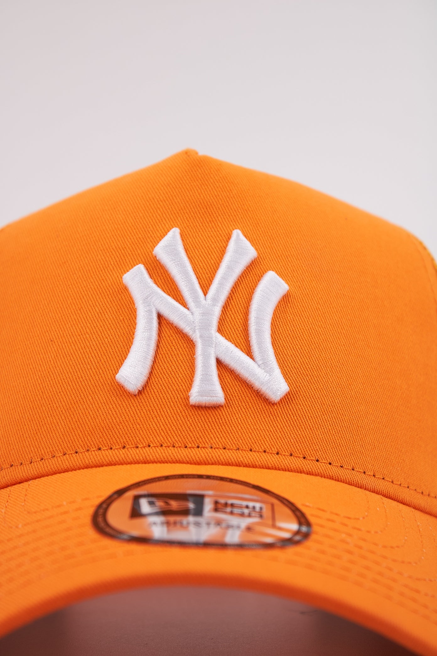 NEW ERA LEAGUE ESS TRUCKER en color ORANGE (4)