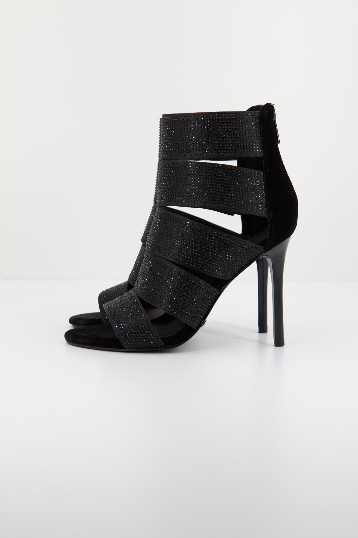GUESS FLAI SAT en color BLKBL (1)