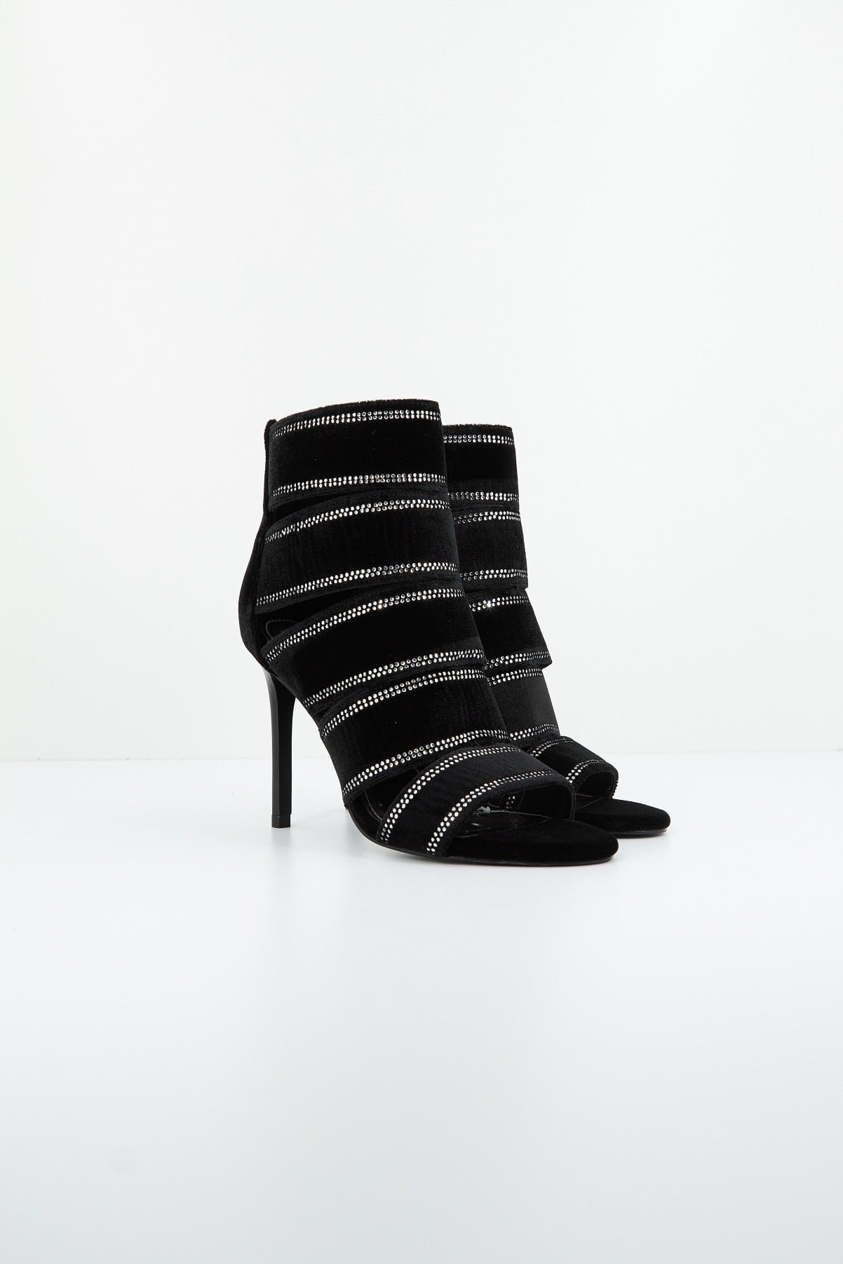 GUESS FLAII FAB en color BLACK (2)