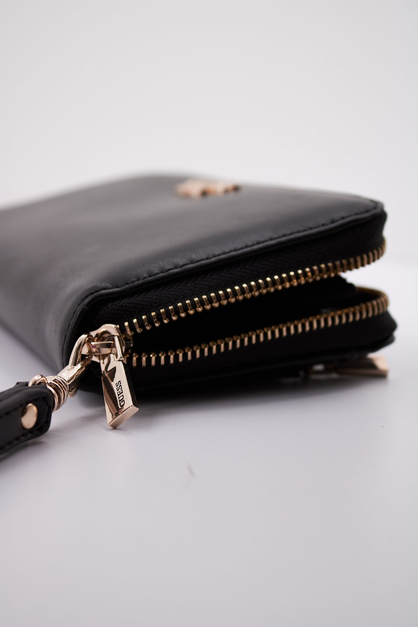 GUESS LAUREL SLGMEDIUM ZIP en color BLA (4)