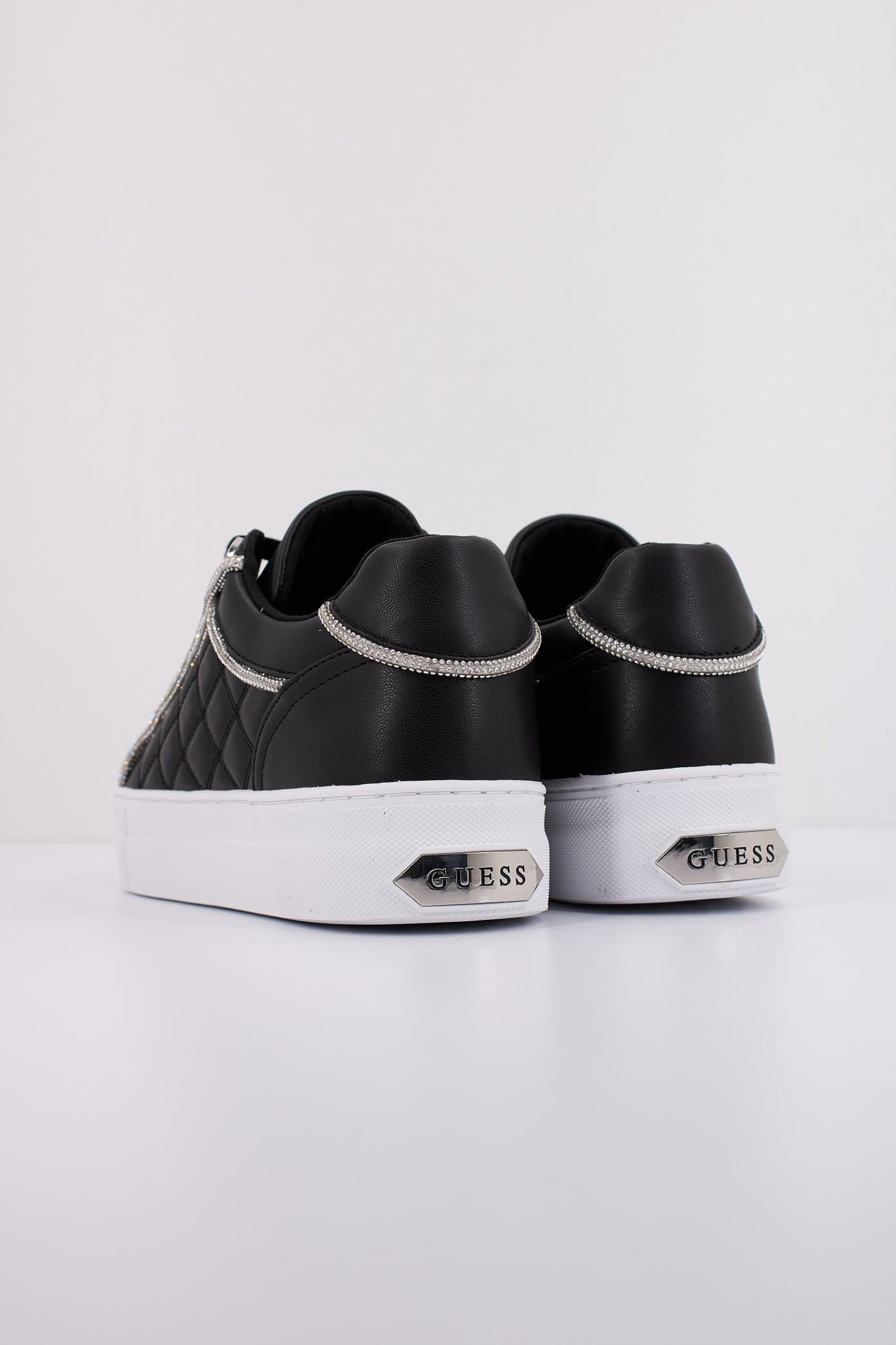 GUESS GRATEA en color BLACK (4)