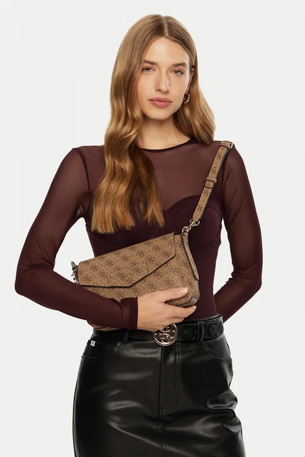 GUESS ECO BRENTON FLAP en color LGW (4)