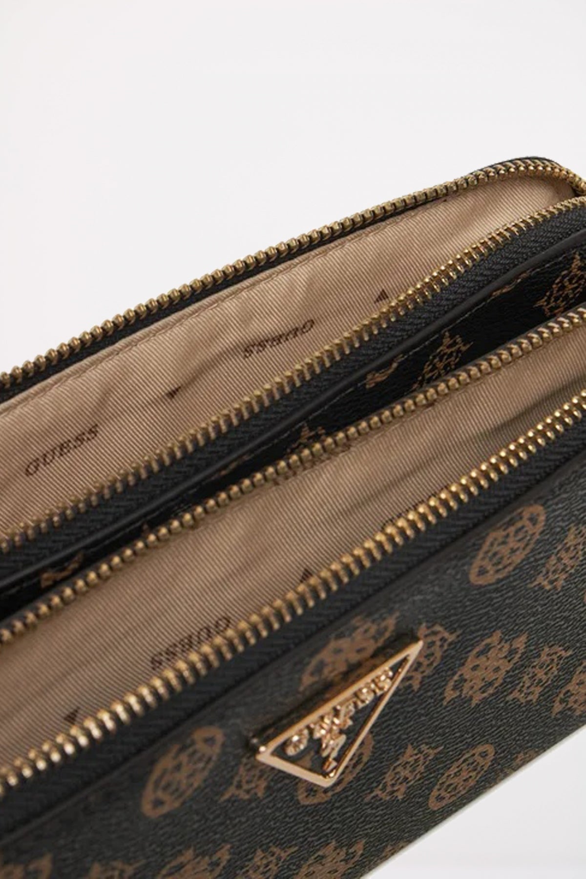 GUESS ECO ERICA STATUS en color MLO (4)