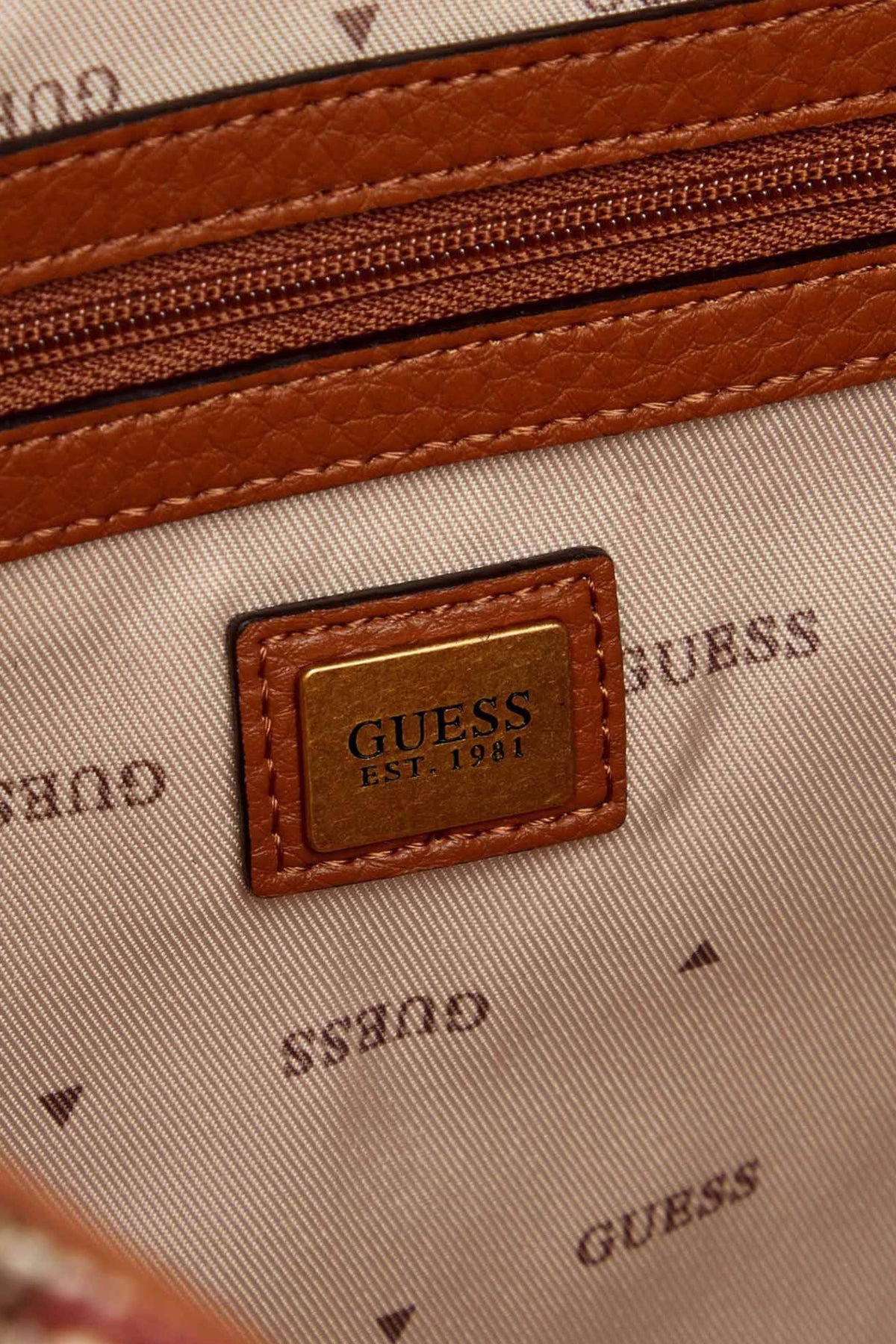 GUESS HWAB en color CGM (4)