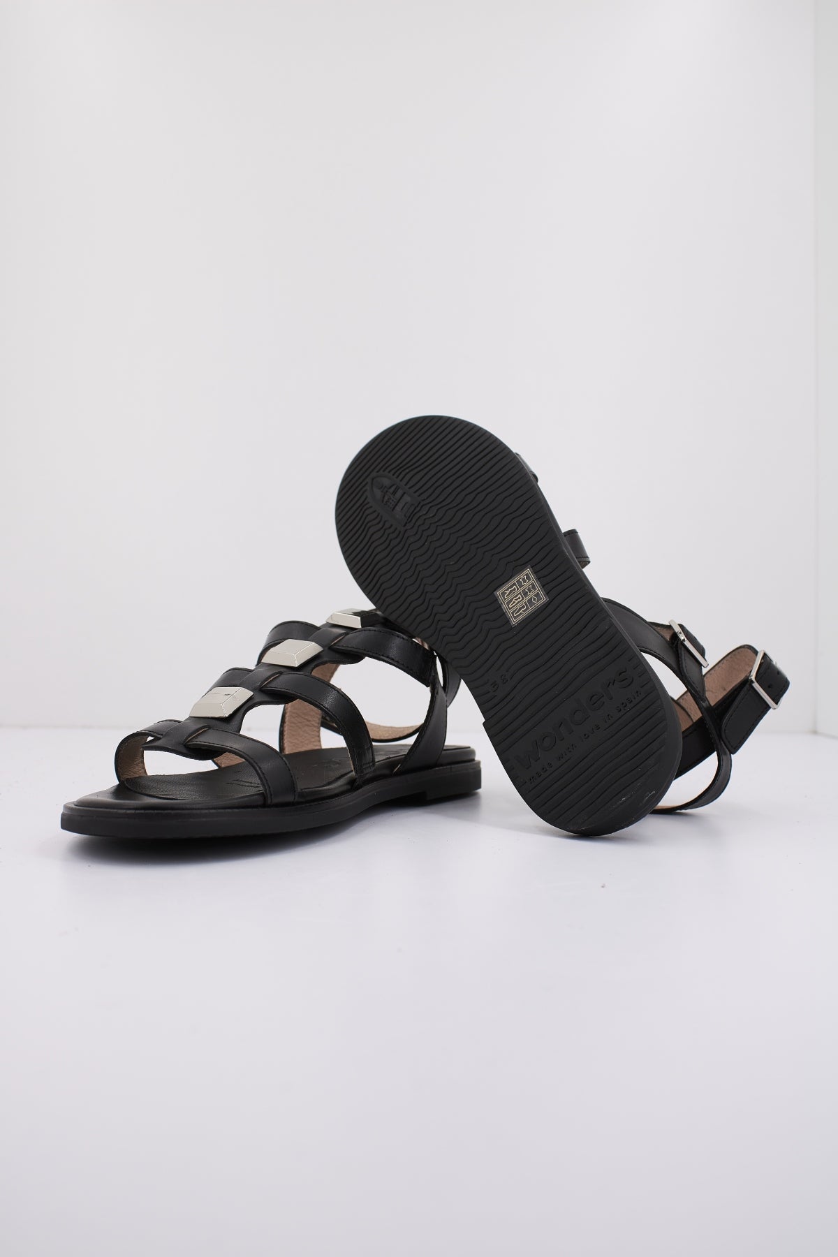 WONDERS A en color NEGRO (4)