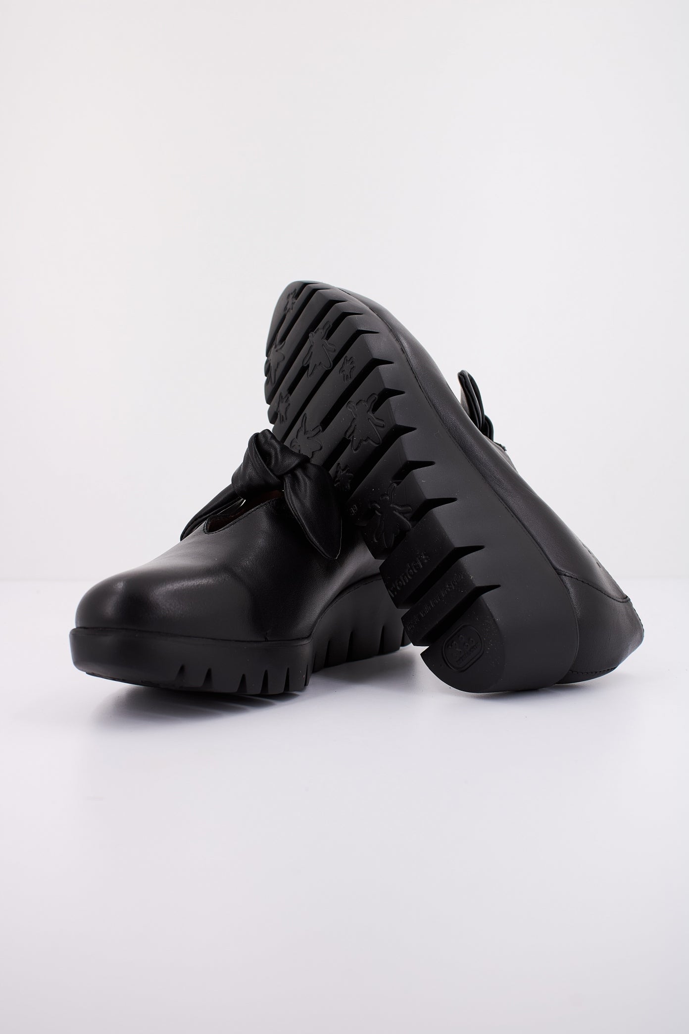 WONDERS C en color NEGRO (5)