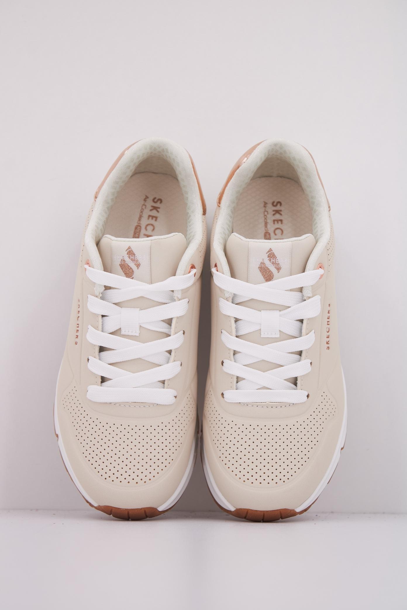 SKECHERS UNO GEN en color NAT (3)