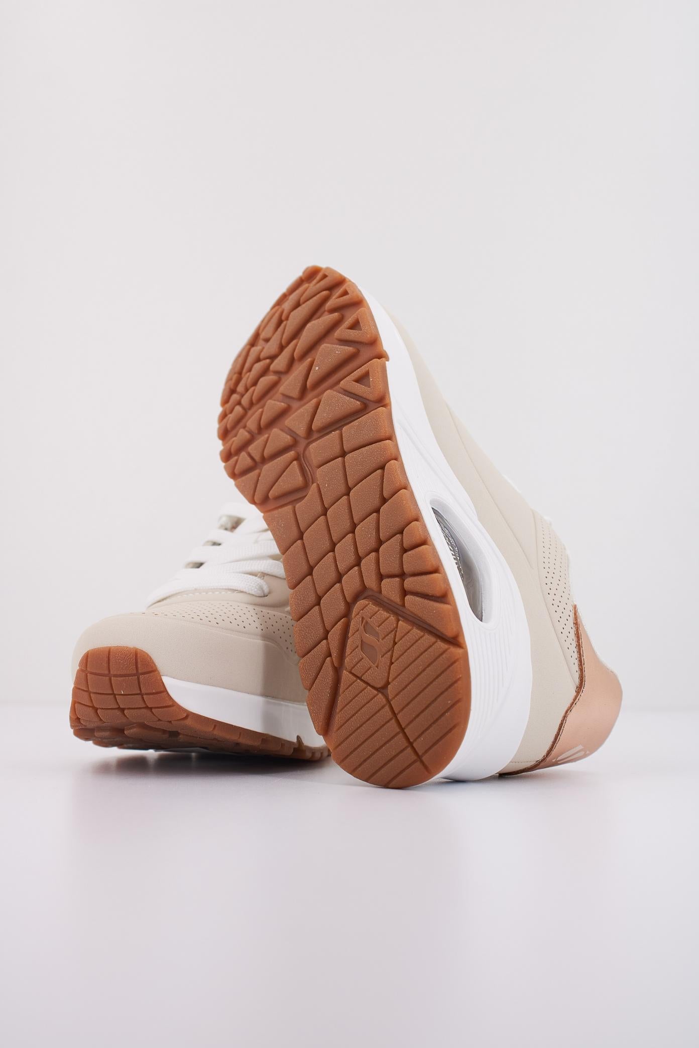 SKECHERS UNO GEN en color NAT (5)