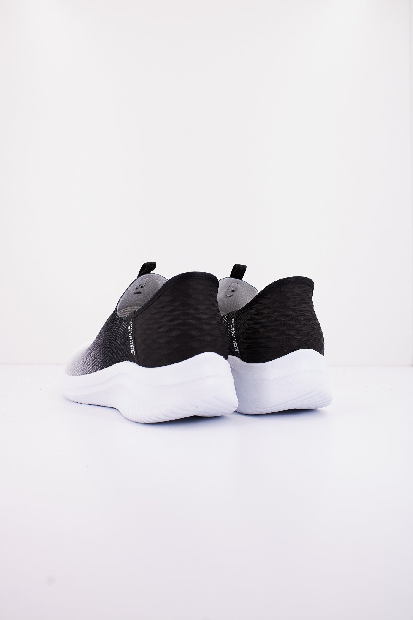 SKECHERS SLIP INS S en color BKW (3)