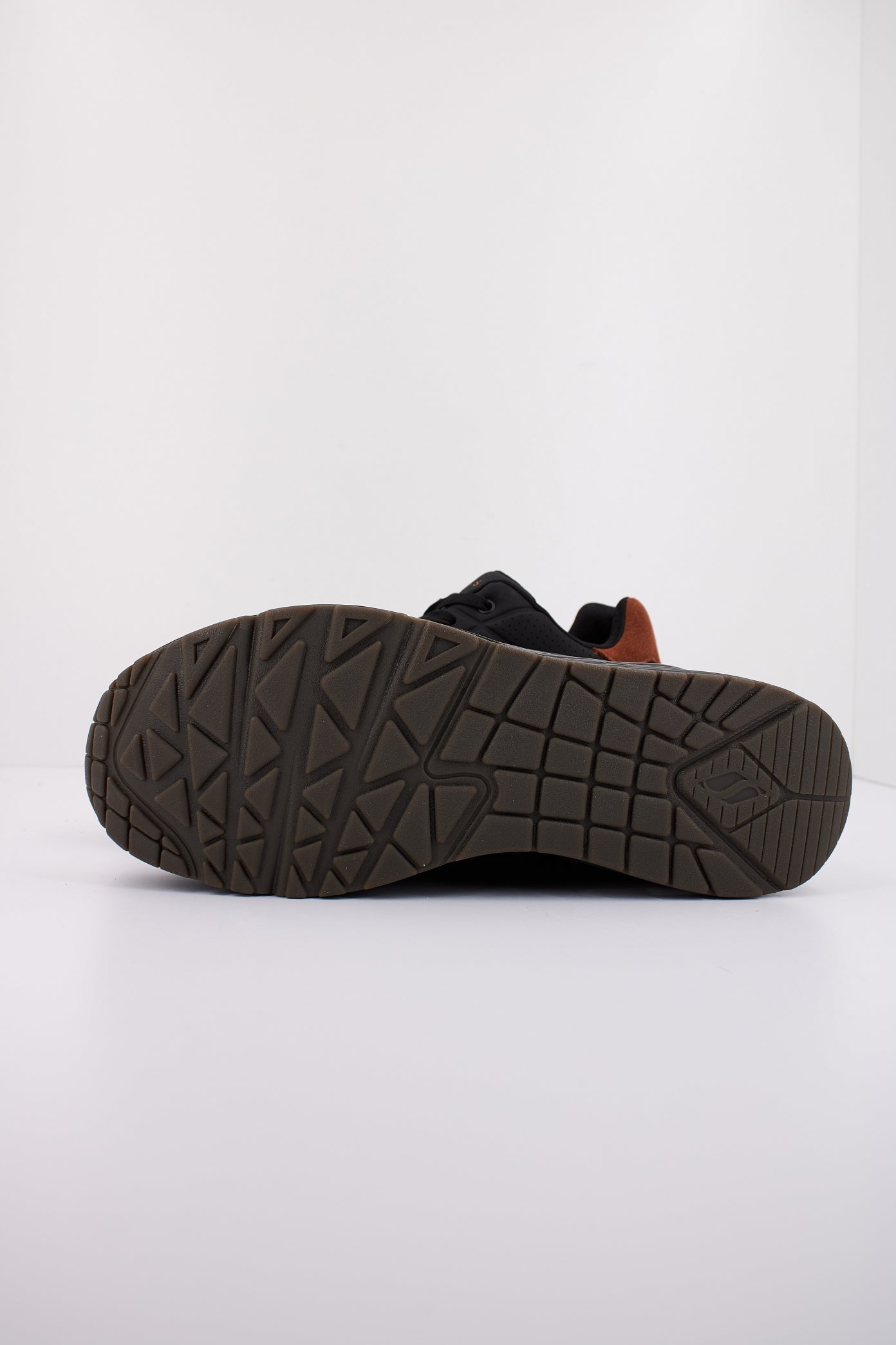 SKECHERS UNO - SUITED ON AIR en color BBK (5)