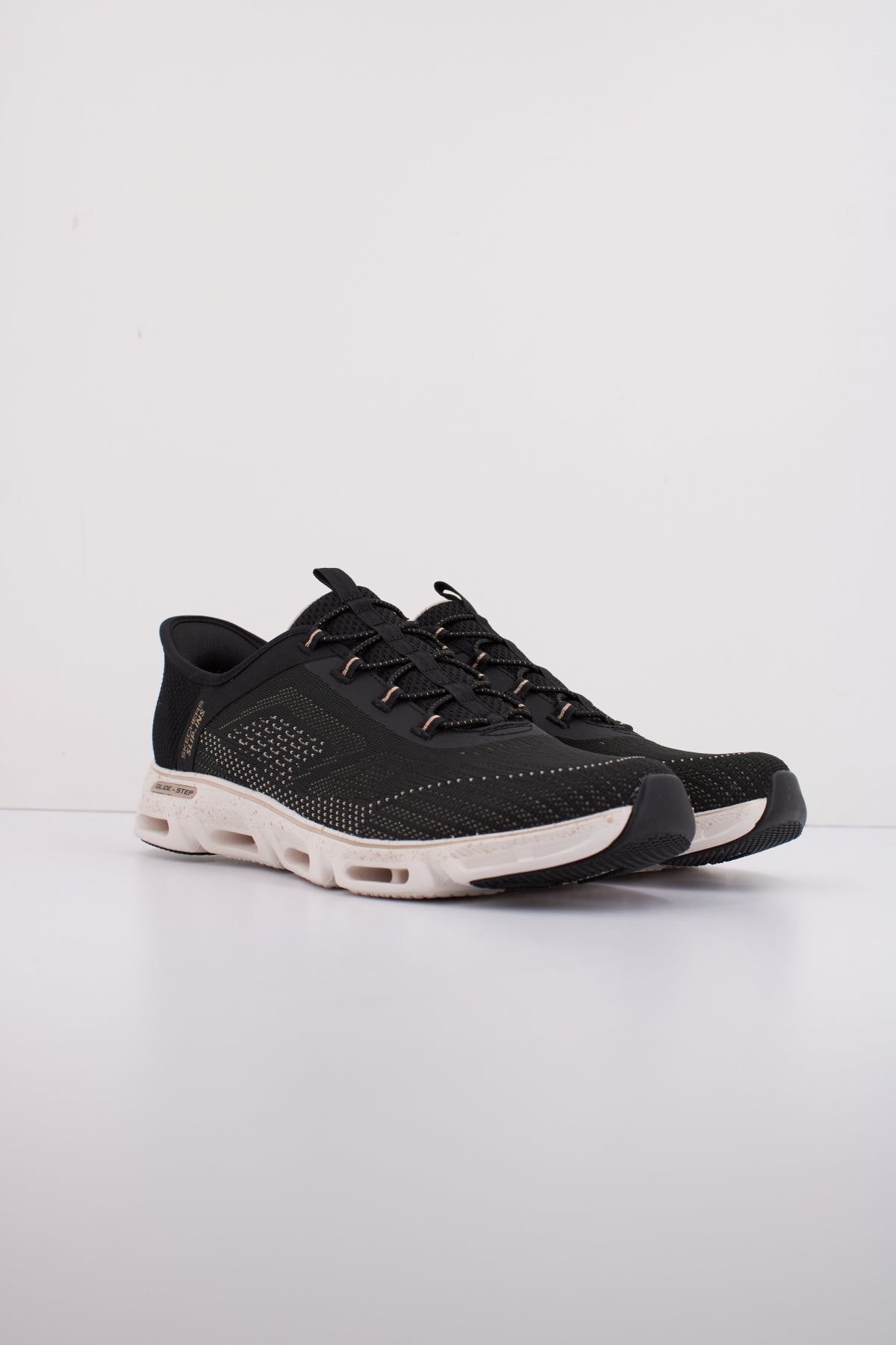 SKECHERS GILDE STEP GRATIFY en color BKGD (2)