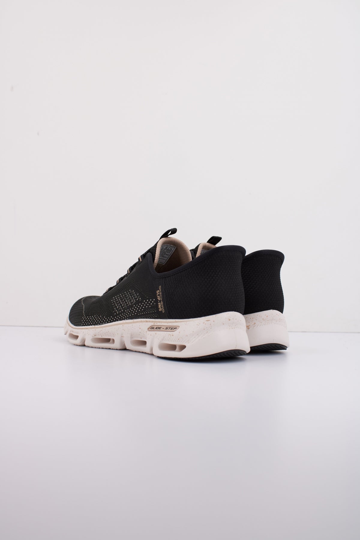 SKECHERS GILDE STEP GRATIFY en color BKGD (3)