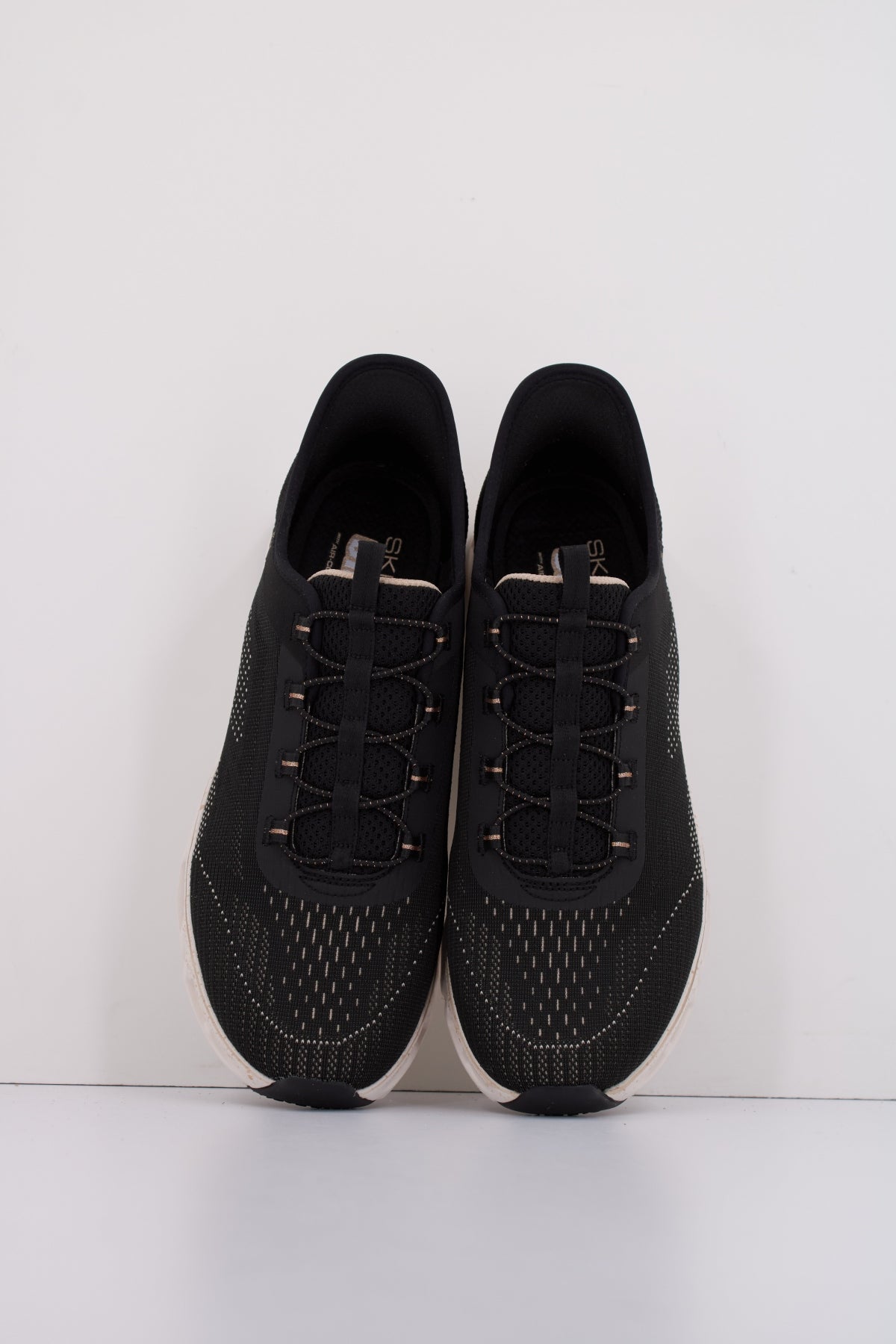 SKECHERS GILDE STEP GRATIFY en color BKGD (5)