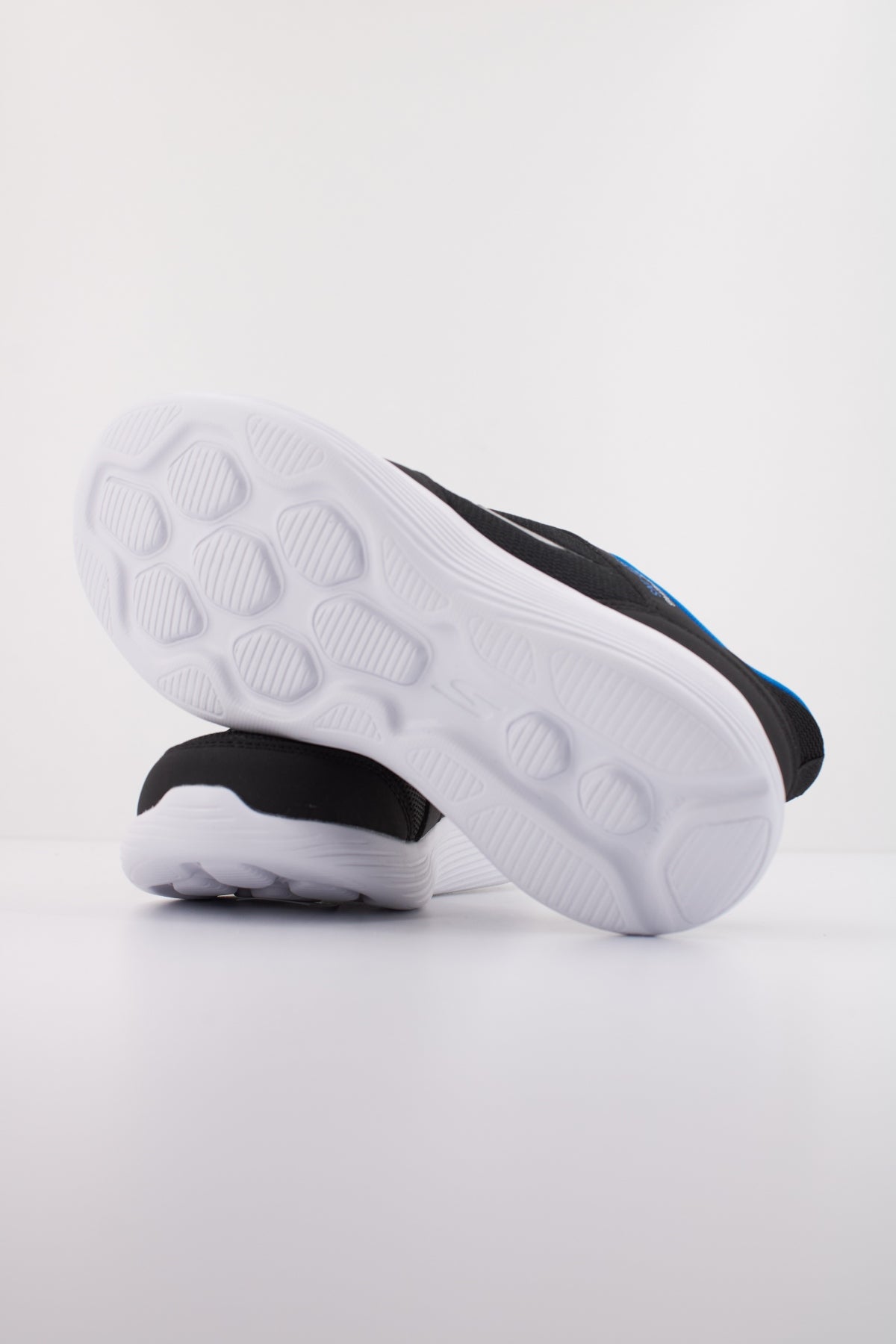 SKECHERS RUN V TURBO BRI en color BKRY (5)