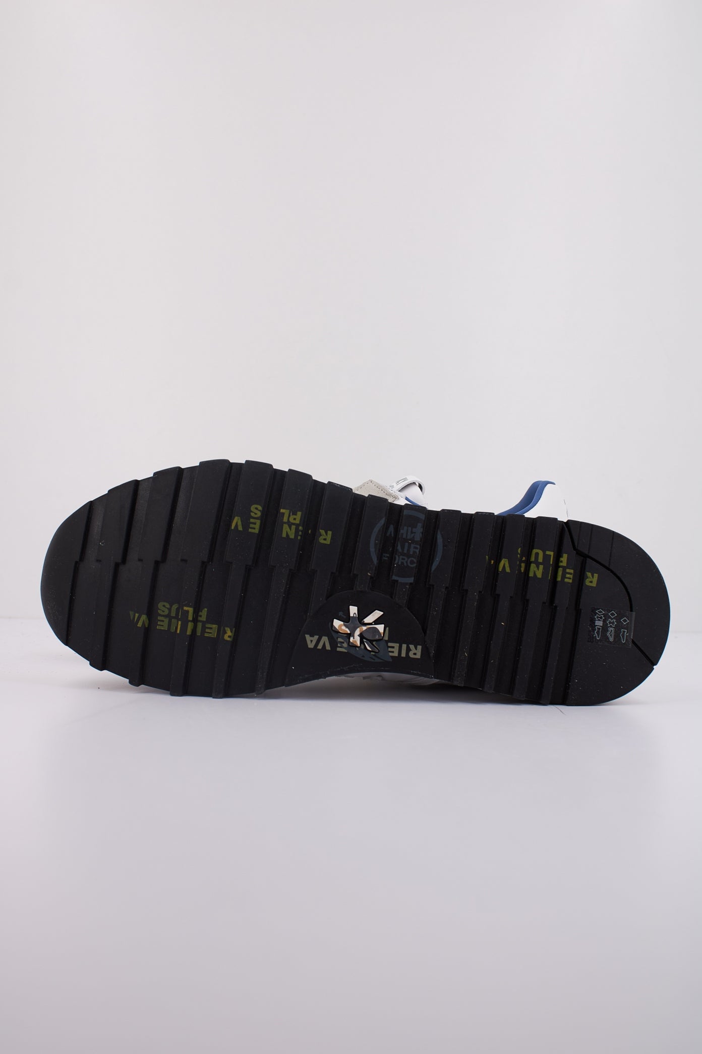 PREMIATA LUCY en color (5)
