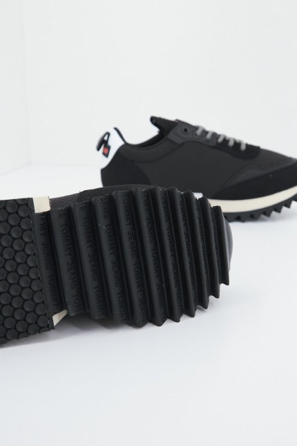 TOMMY JEANS THE CLEAT en color BDSBLACK (4)