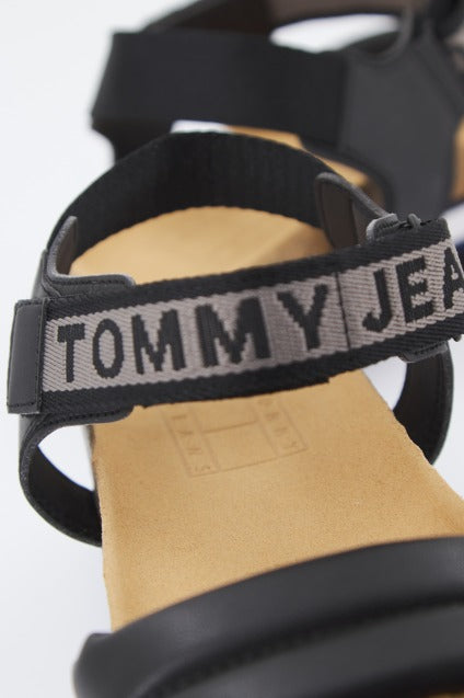 TOMMY JEANS FLAG OUTSOLE en color GJ (4)