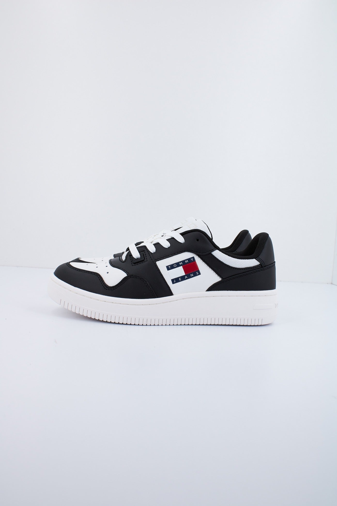 TOMMY JEANS TJW RETRO BASKET ESS en color YBL (1)