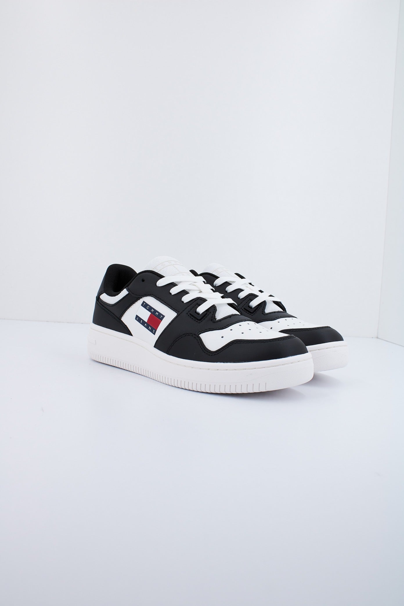 TOMMY JEANS TJW RETRO BASKET ESS en color YBL (2)