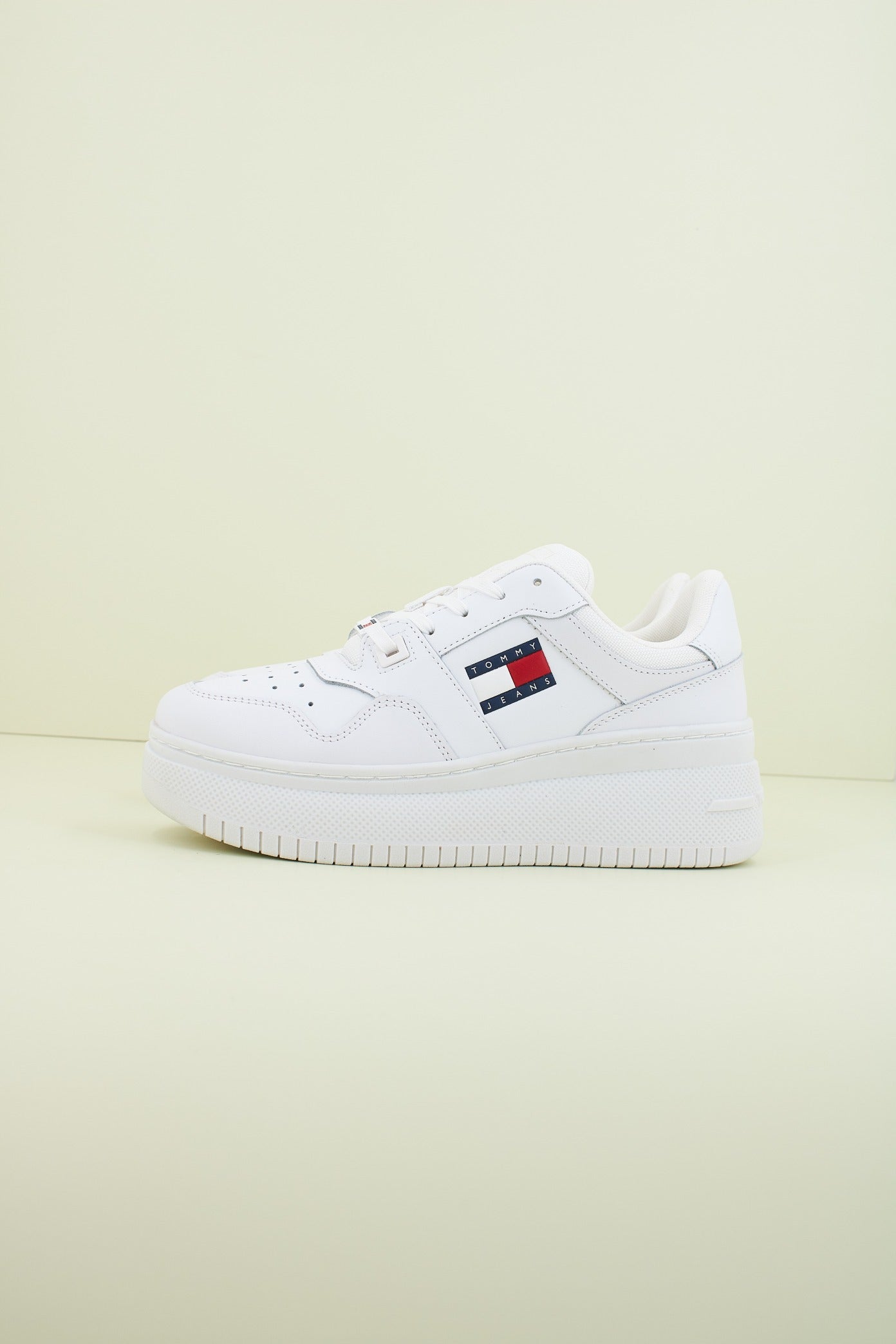TOMMY JEANS TJW RETRO BASKET FLA en color YBS (1)